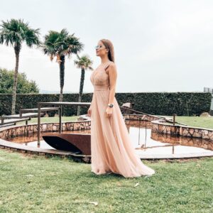 Catarina Jacob Instagram - As datas mais importantes são aquelas em que celebramos o amor, a vida, os amigos e sonhamos com o futuro. Esta foi uma delas ❤️ @sergeykundikoficial e @iamcarolsalvadorsousa porque nada separará o que o destino uniu e o amor liga entre si.❤️-vos

E vocês desse lado também adoram dias de casório? 
🥰🥰🥰🥰🥰🥰🥰🥰