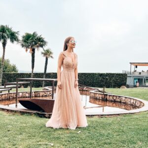 Catarina Jacob Instagram - As datas mais importantes são aquelas em que celebramos o amor, a vida, os amigos e sonhamos com o futuro. Esta foi uma delas ❤️ @sergeykundikoficial e @iamcarolsalvadorsousa porque nada separará o que o destino uniu e o amor liga entre si.❤️-vos

E vocês desse lado também adoram dias de casório? 
🥰🥰🥰🥰🥰🥰🥰🥰