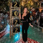 Catarina Jacob Instagram - Bem vindo 2️⃣0️⃣2️⃣2️⃣ só não me venhas com m€rd@s! 😏😂 Bom ano para todos vocês que me ajudaram a passar 2021, e aos que não ajudaram, que me desamparem o 2022, porque no perdão só Deus eu vou na realidade mesmo! 💓 FELIZ ANO Dubai, UAE