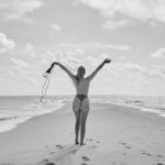 Catarina Jacob Instagram - Felling free like the wind! 🤍🖤 (Aos desinformados neste dia comemora-se o dia internacional sem sutien que alerta as mulheres para a prevenção e apoio ao cancro da mama) #13outubro #nobraday #nobradayoct13 Maldives