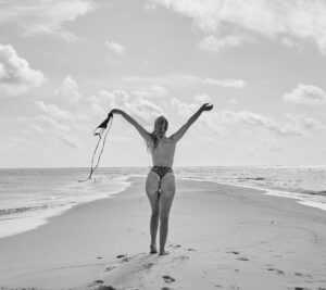 Catarina Jacob Instagram - Felling free like the wind! 🤍🖤 (Aos desinformados neste dia comemora-se o dia internacional sem sutien que alerta as mulheres para a prevenção e apoio ao cancro da mama) #13outubro #nobraday #nobradayoct13