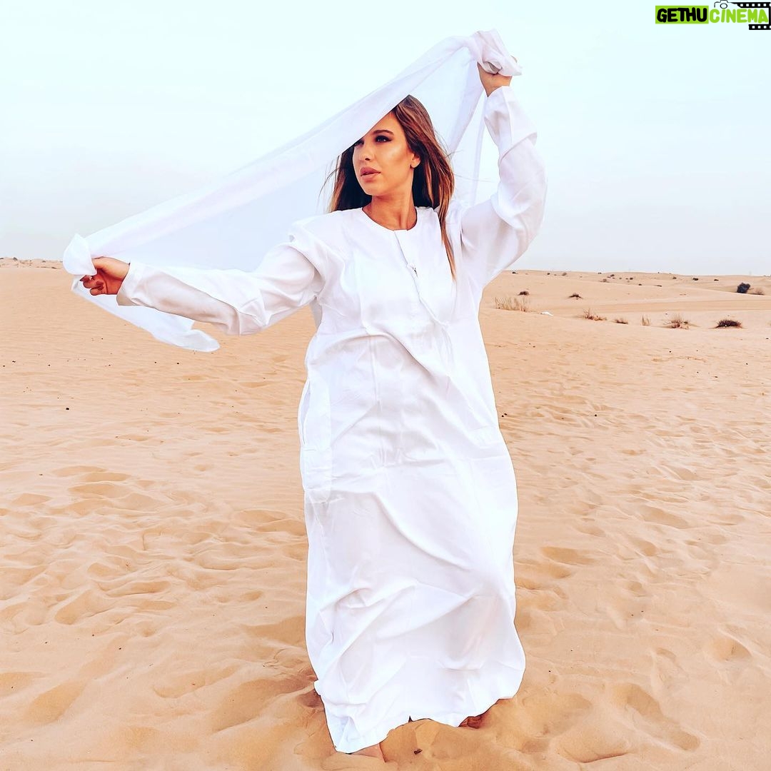 Catarina Jacob Instagram - Se o interior estiver em paz o exterior tanto faz ☮️ Make it viral