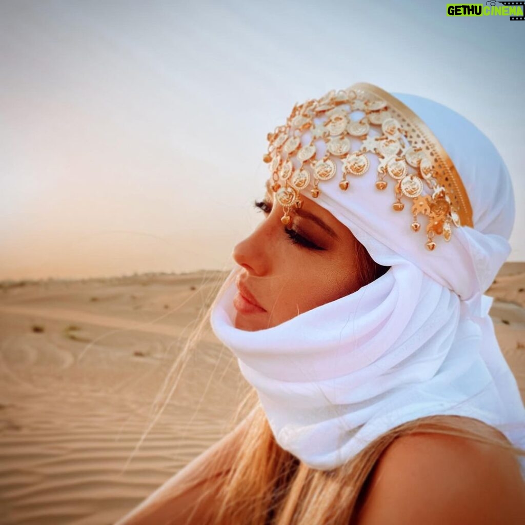 Catarina Jacob Instagram - Uma mulher INDEPENDENTE que pense pela própria cabeça será sempre uma mulher potencialmente poderosa! #GPWR 👱🏻‍♀️👩🏽‍🦰👩🏻👩🏽👩🏿‍🦱 Dubai Desert