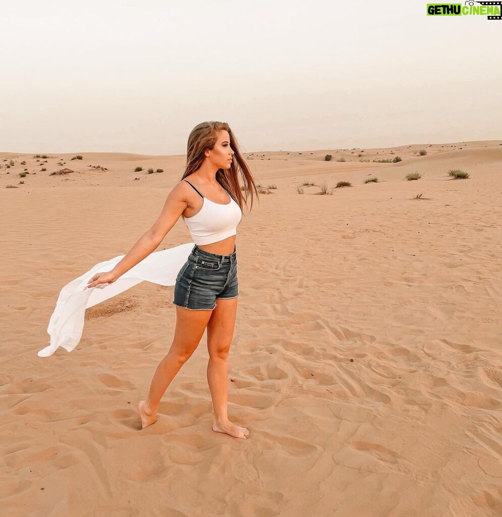 Catarina Jacob Instagram - Ninguém é digno do oásis se não quiser atravessar o deserto 🏜