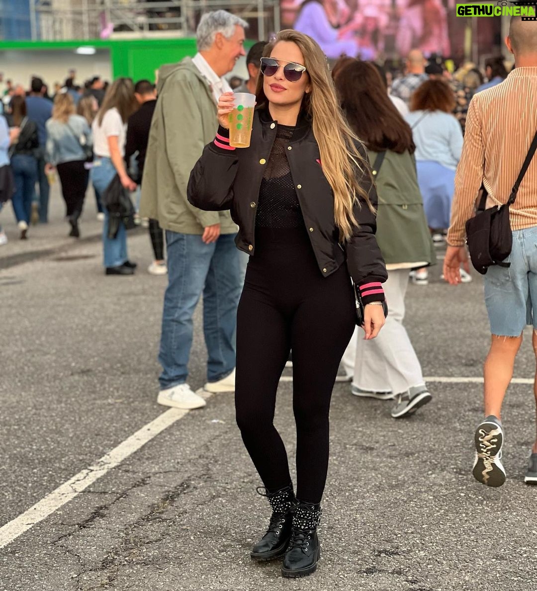 Catarina Jacob Instagram - Muito fácil me fazer feliz: Música, amigos e……… @nininhovazmaia_ 😂❤️ agora a sério um mundo sem isto deve ser um mundo triste, por isso, sou muito agradecida ❣️ North Music Festival