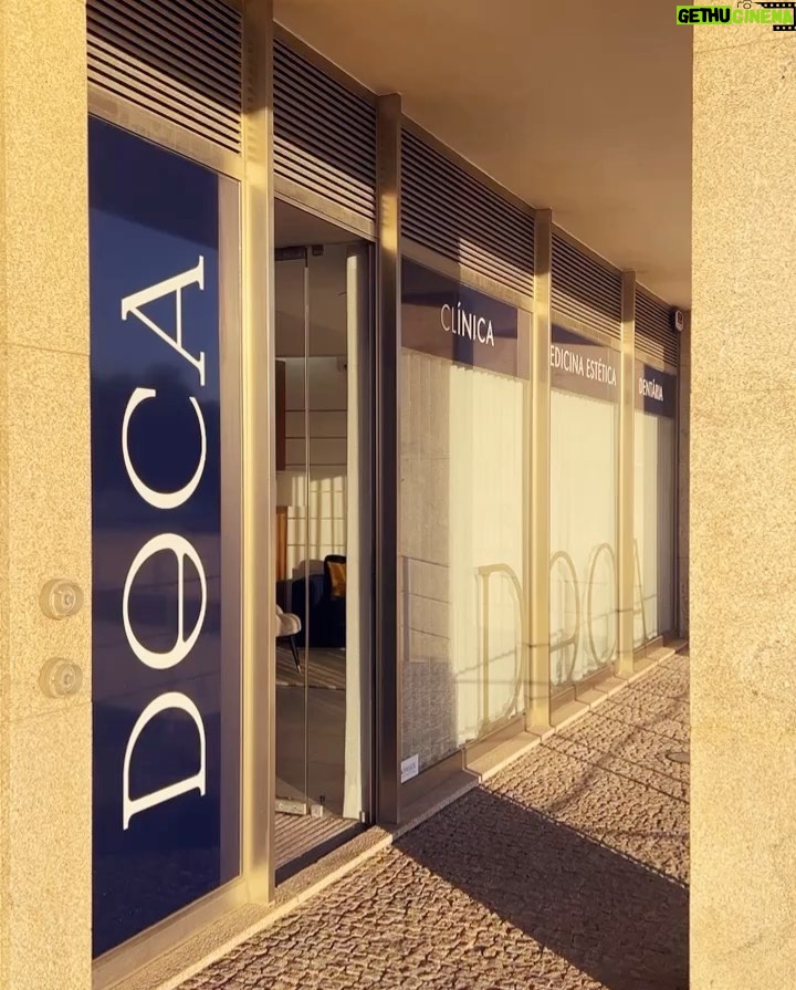 Catarina Jacob Instagram - Medicina estética, um tabu ainda para alguns e um sonho tornado realidade para muitos outros. Em muitos anos nesta área aprendi que não existe maior felicidade do que olhar para o espelho e gostarmos do que vemos, nunca será a 100%, nós seres humanos seremos sempre um eternos insatisfeitos, também aprendi que devemos aceitar que ninguém é perfeito, a celulite, as estrias, olheiras e não só, existem e são comuns, há sim espaço para melhorar caso assim o desejarmos, sem nos preocuparmos com opiniões e julgamentos alheios, afinal de contas és tu que vais conviver com a tua aparência todos os dias. Eu não tenho qualquer problema em assumir que sou 100% a favor da medicina estética, no entanto deixo-vos um alerta para procurarem médicos especializados, lugares seguros e certificados em saúde. Por favor não confiem a vossa auto-estima em qualquer um ou no mais barato pois o preço a pagar as vezes é demasiado caro! Pelas mãos do melhor @dr.rafacastronobre no meu lugar favorito @docaclinic Doca Clinic