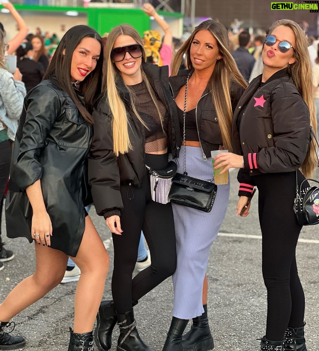Catarina Jacob Instagram - Muito fácil me fazer feliz: Música, amigos e……… @nininhovazmaia_ 😂❤️ agora a sério um mundo sem isto deve ser um mundo triste, por isso, sou muito agradecida ❣️ North Music Festival