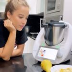 Catarina Jacob Instagram - Quando a minha nova companhia não entende os meus desejos… 🤷🏼‍♀️🙄😁 @ju.silva.27 acho que ela precisa que venhas aqui intermediar a coisa! 😂😂 @bimbyportugal 🩷
