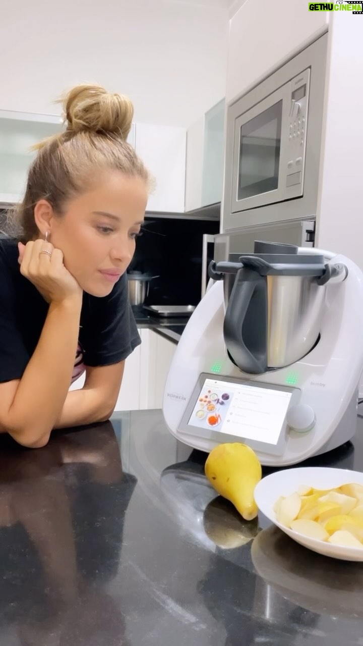 Catarina Jacob Instagram - Quando a minha nova companhia não entende os meus desejos… 🤷🏼♀️🙄😁 @ju.silva.27 acho que ela precisa que venhas aqui intermediar a coisa! 😂😂 @bimbyportugal 🩷