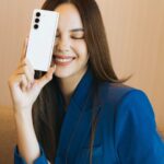 Catriona Gray Instagram - Ever trusty sidekick 💙 Galaxy Z Fold5 @samsung @samsungph #TeamGalaxy