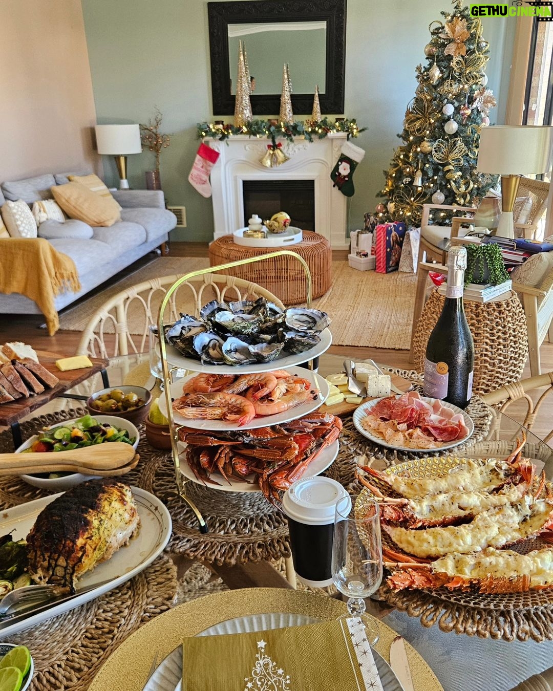Catriona Gray Instagram - Hope you all had ensuing food comas today with those you love! 😋 Merry Christmas from the Gray's 🤍 Perth, Western Australia