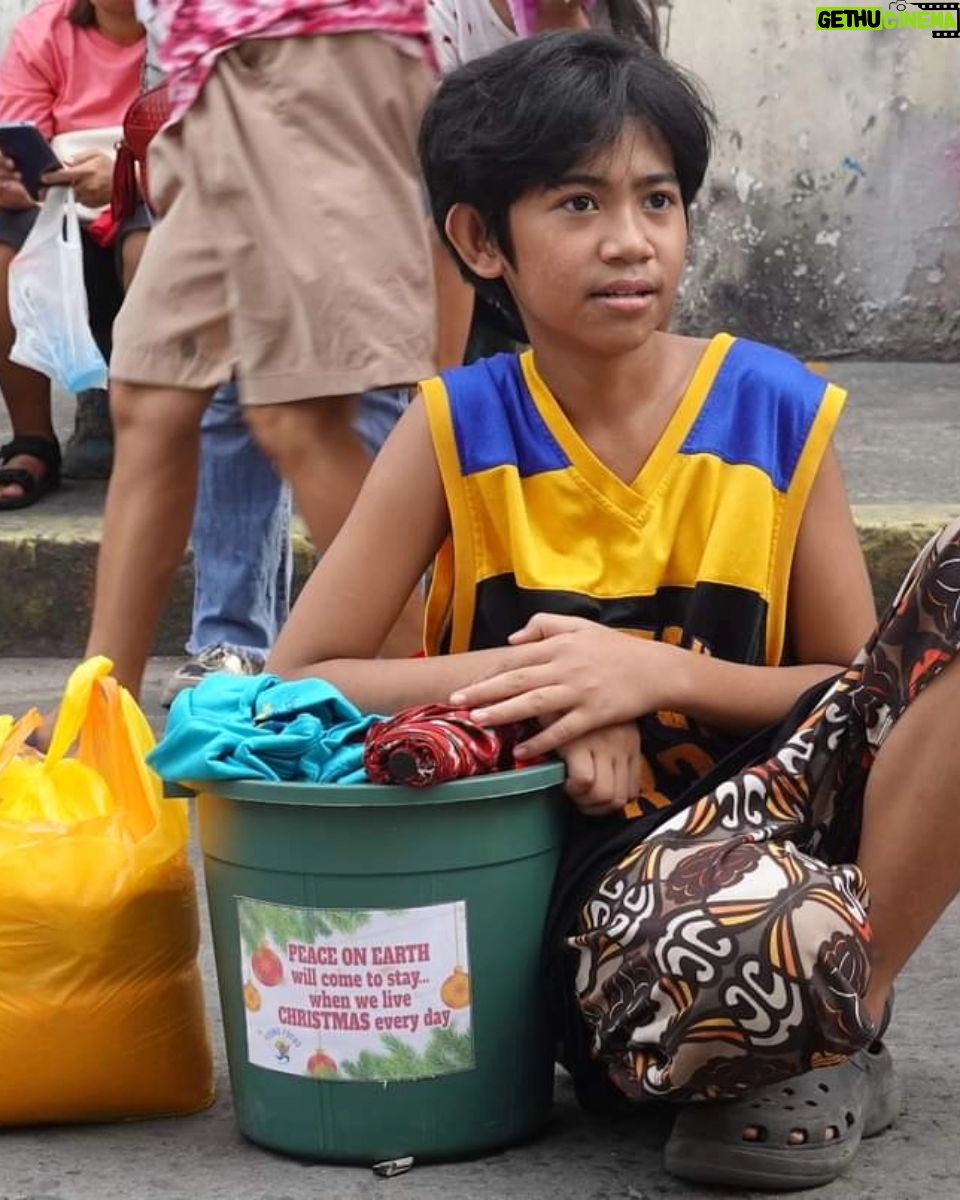 Catriona Gray Instagram - Thank you once again to everyone who donated this year towards @youngfocusph Christmas food buckets. Once again 1000 families recieved a bucket of groceries and an extra supply of rice. Thank you for spreading the kindness this holiday season, God bless you! 🤗❤️ Repost from @youngfocusph : Our Christmas Giving 2023 event was organized for 1000 families in Tondo, Manila and Naic, Cavite, where they each received a Christmas bucket full of groceries with an extra supply of rice. Thanks to all of you who helped make this Christmas Giving special for so many! Young Focus
