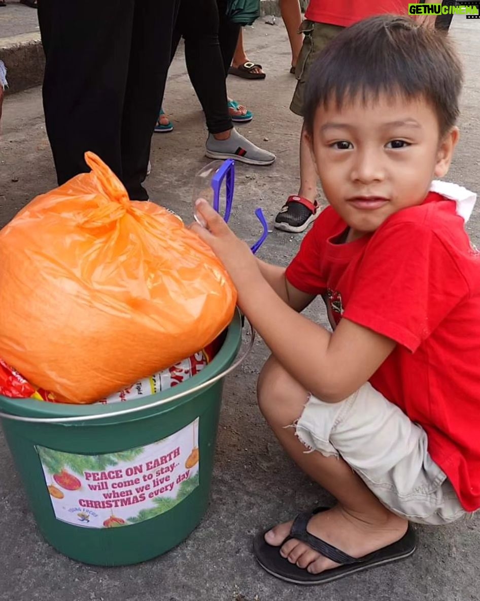 Catriona Gray Instagram - Thank you once again to everyone who donated this year towards @youngfocusph Christmas food buckets. Once again 1000 families recieved a bucket of groceries and an extra supply of rice. Thank you for spreading the kindness this holiday season, God bless you! 🤗❤️ Repost from @youngfocusph : Our Christmas Giving 2023 event was organized for 1000 families in Tondo, Manila and Naic, Cavite, where they each received a Christmas bucket full of groceries with an extra supply of rice. Thanks to all of you who helped make this Christmas Giving special for so many! Young Focus