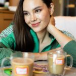 Catriona Gray Instagram - Hey you! This is your sign that it’s time for your everyday reward 💜💚 Anytime is the best time for that FLAVOR-SARAP in your coffee cup with indulgent coffee flavors and mallow toppings of Great Taste Supreme. @greattastecoffee makes me feel good with every sip 😋☕️Enjoy!!