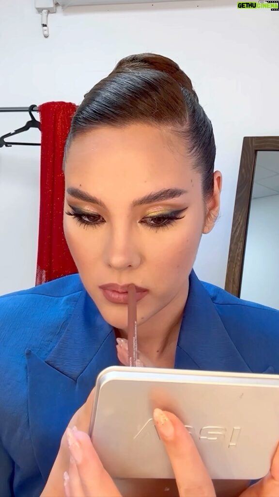 Catriona Gray Instagram - Miss Independent ❤️ did my own glam for @missuniverse and super proud of how it came out. Thank you @jellyeugenio and @paulnebres for the approval 🫶🏽 bahahaha @cetaphilbrighthealthyradiance toner and brightening perfecting serum #radianceroutine @strokescosmetics silk kiss @milk hydro grip primer @myraphilippines vitamins @maccosmeticsph studio radiance foundation @diorbeauty forever skin correct concealer @lauramercier translucent powder @makeupbymario sculpt stick @diorbeauty face powder @sunniesface eye stick in teddy @makeupforever aqua resist liner in graphite @issyandcompany eyeshadow in trench, night and carob @rarebeauty eye stick @shiseido liquid liner @aztkcosmetics eye shimmers @kissmephilippines curl keep mascara base and super waterproof in black @strokescosmetics brow pen @in2itph brow trio @issyandcompany contour in storm, bronzer in pyre @patrickta she’s sincere blush @faboulash lashes @paulashphilippines glue @makeupbymario skin transformer @makeupforever ultra hd powder @diorbeauty highlighter quad @hudabeauty lip liner in terracotta, Demi matte lip in feminist 🫶🏽 Yes it’s a lot but it’s for mizzzz univerzzzzzz San Salvador, EL Salvador