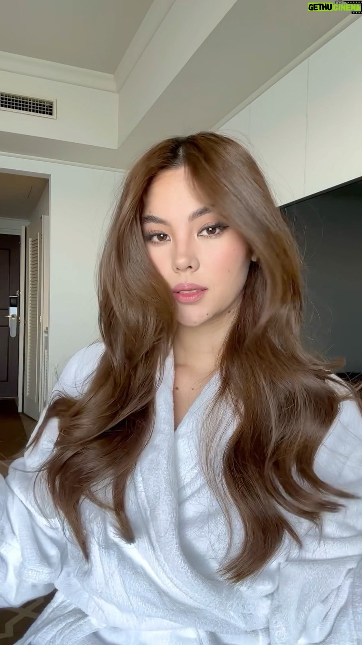 Catriona Gray Instagram - GRWM: for a jewelry event in Japan 💎🫶🏽 @charlottetilbury air brush flawless setting spray @milkmakeup hydro grip primer @diorbeauty forever skin correct @strokescosmetics crush blush in charmed @lauramercier translucent powder @diorbeauty backstage powder @makeupbymario soft sculpt skin enhancer @diorbeauty rosy glow in cherry @issyandcompany eye palette @strokescosmetics brow painter @shiseido arch liner ink @in2itph brow trio @kissmephilippines mascara @benefitcosmetics brow liner @paulashph glue @makeupforever lip liner @diorbeauty lipstick in 412 @sunniesface in hot sauce 🎀 Tokyo, Japan