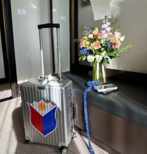 Catriona Gray Instagram - Hola El Salvador!! 🇸🇻✨ 
Landed and heading straight to rehearsals for @missuniverse , brought along something to remind me of home 🇵🇭 and also of my time at MU, this luggage was gifted to me by @maktumang and for the 2weeks in Thailand, locked inside were the Ibong Adarna gown and the Lava Gown! 😻 yes they both fit inside this one bag. Can’t believe it’s almost been five years!
And tomorrow a new journey begins! Who’s your bet, Universe? ⚡️

Set by @diaaliph @justine.aliman19 💙