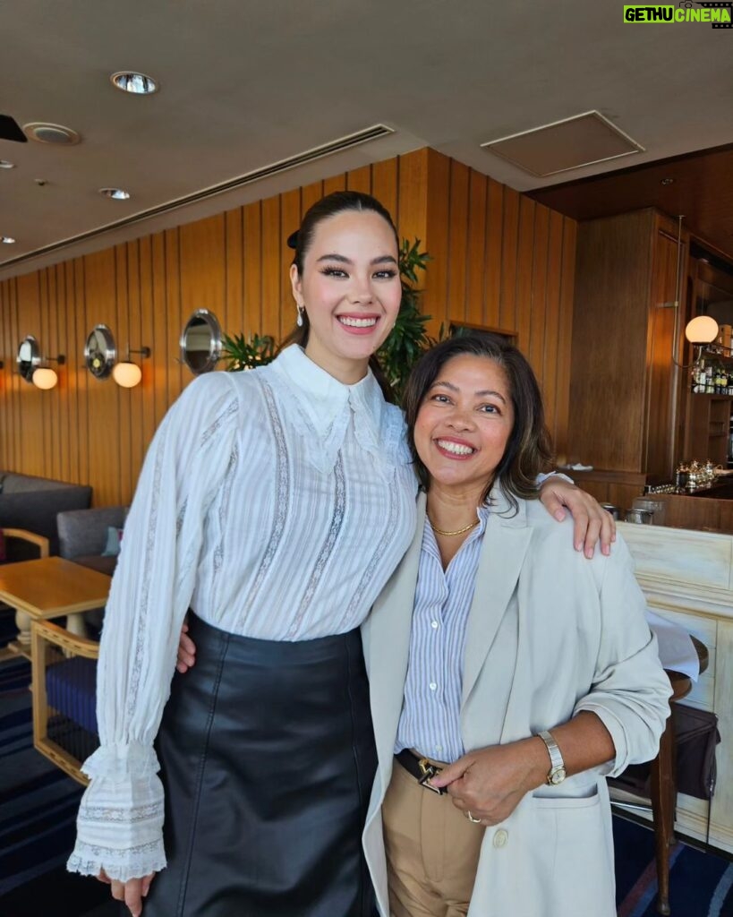 Catriona Gray Instagram - I got it from my mama 🐻🥰❤️ so grateful to have this time to adventure and explore Japan with my mama. Just the two of us! But now it's time to work!! 🎥☕️👩‍👧💎💼🔜🤗 Both of us are in @hm 🌼 #AW23 Yokohama,Japan