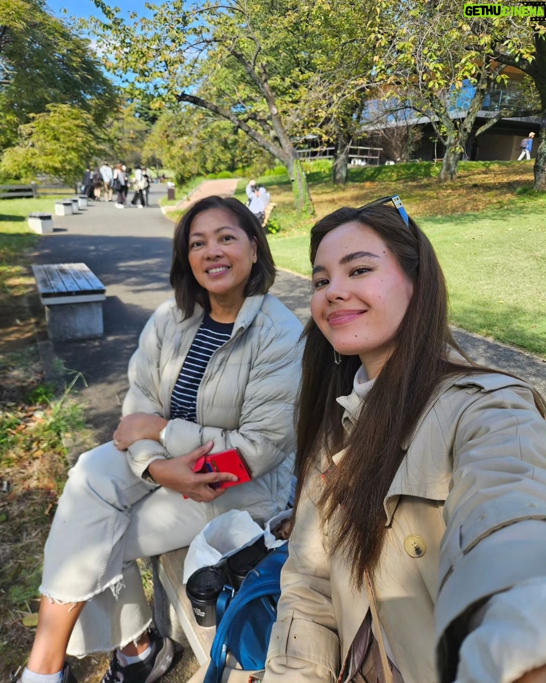 Catriona Gray Instagram - ✅️ Off my mama bear's bucketlist! Welcome to Japan, mama @mitagray !! 🥰 Shinjuku Gyoen National Garden
