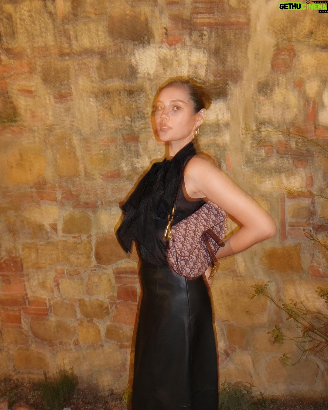 Catriona Gray Instagram - Night out 🍷 with @hm #AW23 @dior Pienza,italy