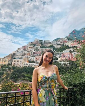 Catriona Gray Instagram - Huhuhu finally get to check ✅️ Positanos' world-famous views off the bucket list. 🥹
Wearing @hm #TropicalEssentials