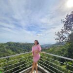 Catriona Gray Instagram - A day out with the pamili 💗 @lizalvarez.ph @styledbypatrickhenry @jololuarca missing mama @justine.aliman19 Wearing @hm 🌸 #HM Tagaytay City