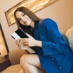 Catriona Gray Instagram - Ever trusty sidekick 💙 Galaxy Z Fold5 @samsung @samsungph #TeamGalaxy