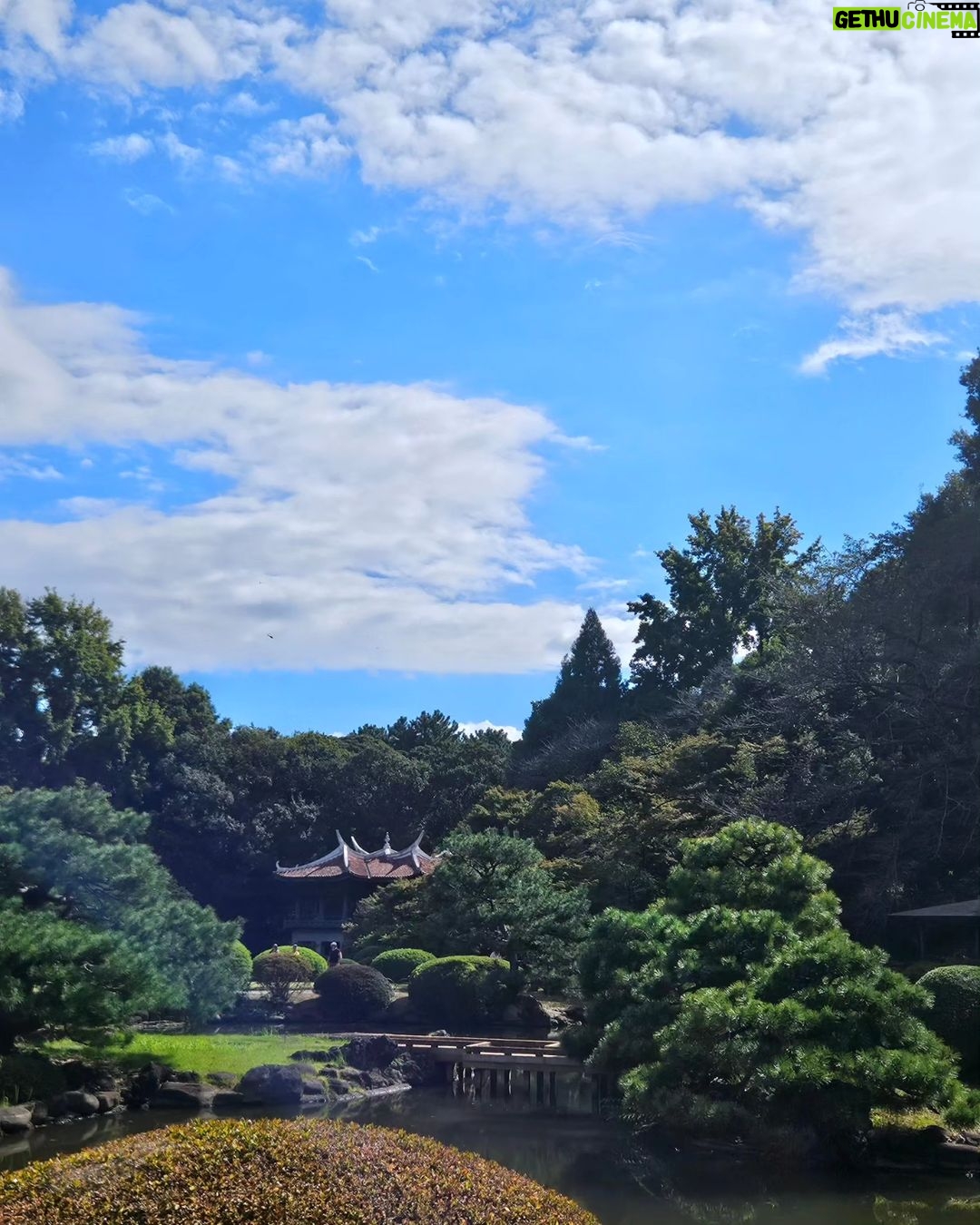 Catriona Gray Instagram - ✅️ Off my mama bear's bucketlist! Welcome to Japan, mama @mitagray !! 🥰 Shinjuku Gyoen National Garden