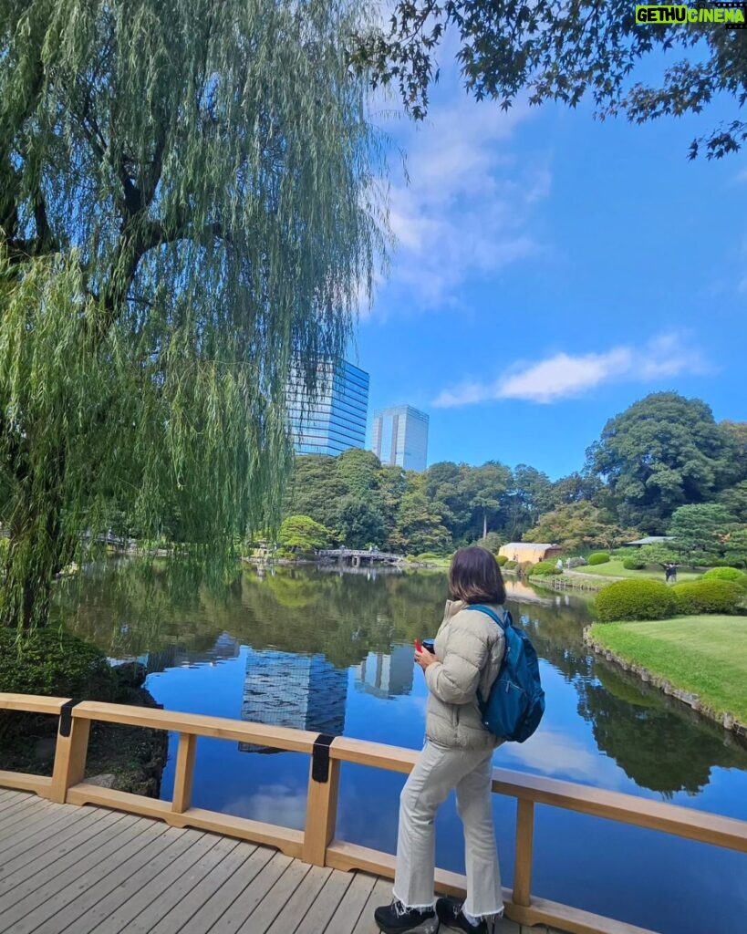Catriona Gray Instagram - ✅️ Off my mama bear's bucketlist! Welcome to Japan, mama @mitagray !! 🥰 Shinjuku Gyoen National Garden