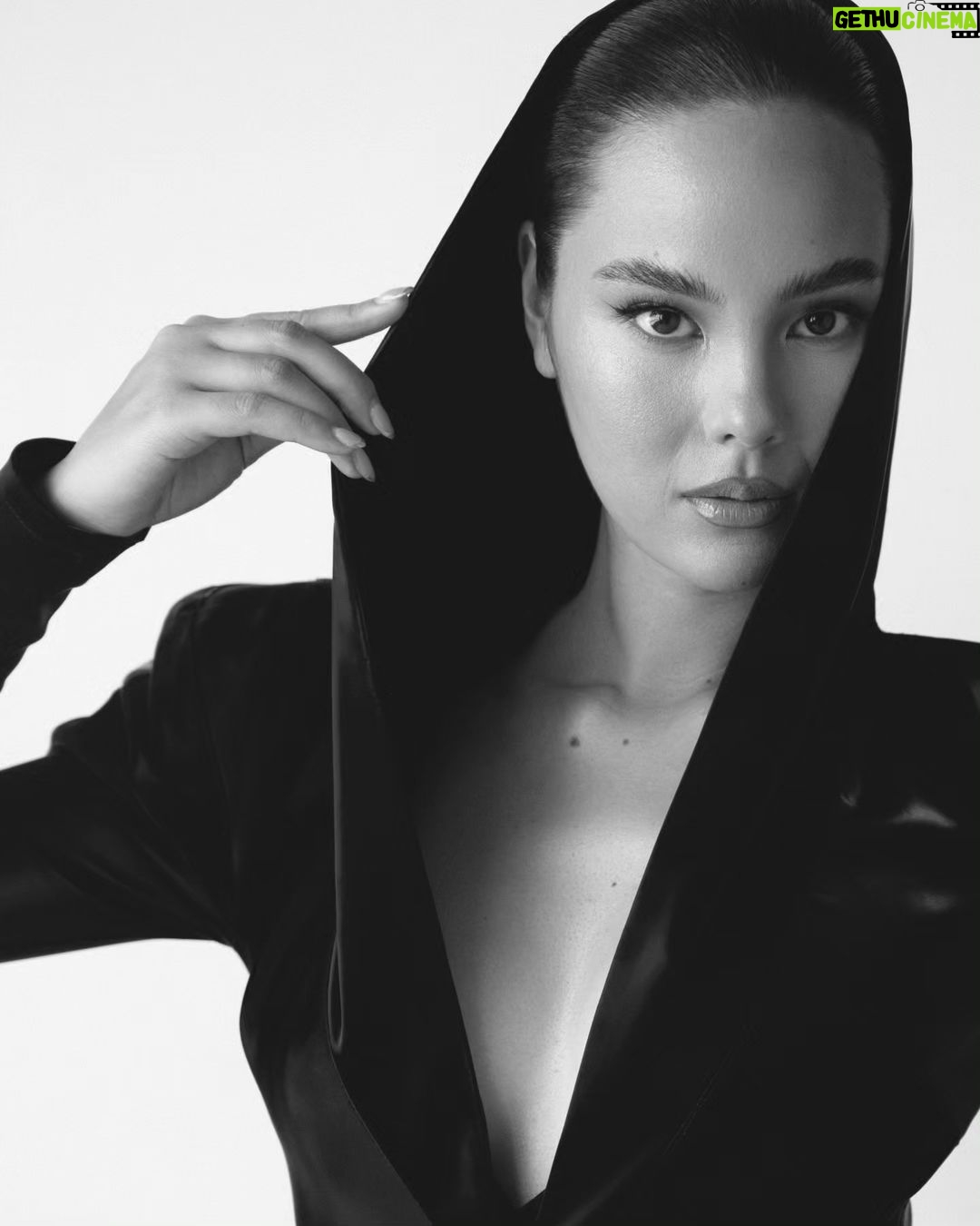 Catriona Gray Instagram - Bringing in spooky season on the cover of @fault_magazine 🕸 Shot in LA by my good friend and amazing @raenbadua who I last worked with in 2019 for my last photoshoot as @missuniverse 🤍 Huge shout out to this team too! Stylist: Bleu @styledbybleu Hair: Carolina Yasukawa - @yasulina Makeup: Meeks - @meekkyle Gown @bentkahina