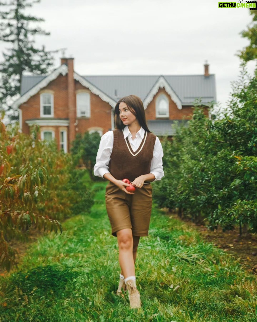 Catriona Gray Instagram - An apple a day....π Attempted apple picking with @jololuarca @lizalvarez.ph although all the apples had fallen. Still super sweet and crunchy though π π Wearing @hm captured by @jololuarca Niagara-On-The-Lake, Ontario
