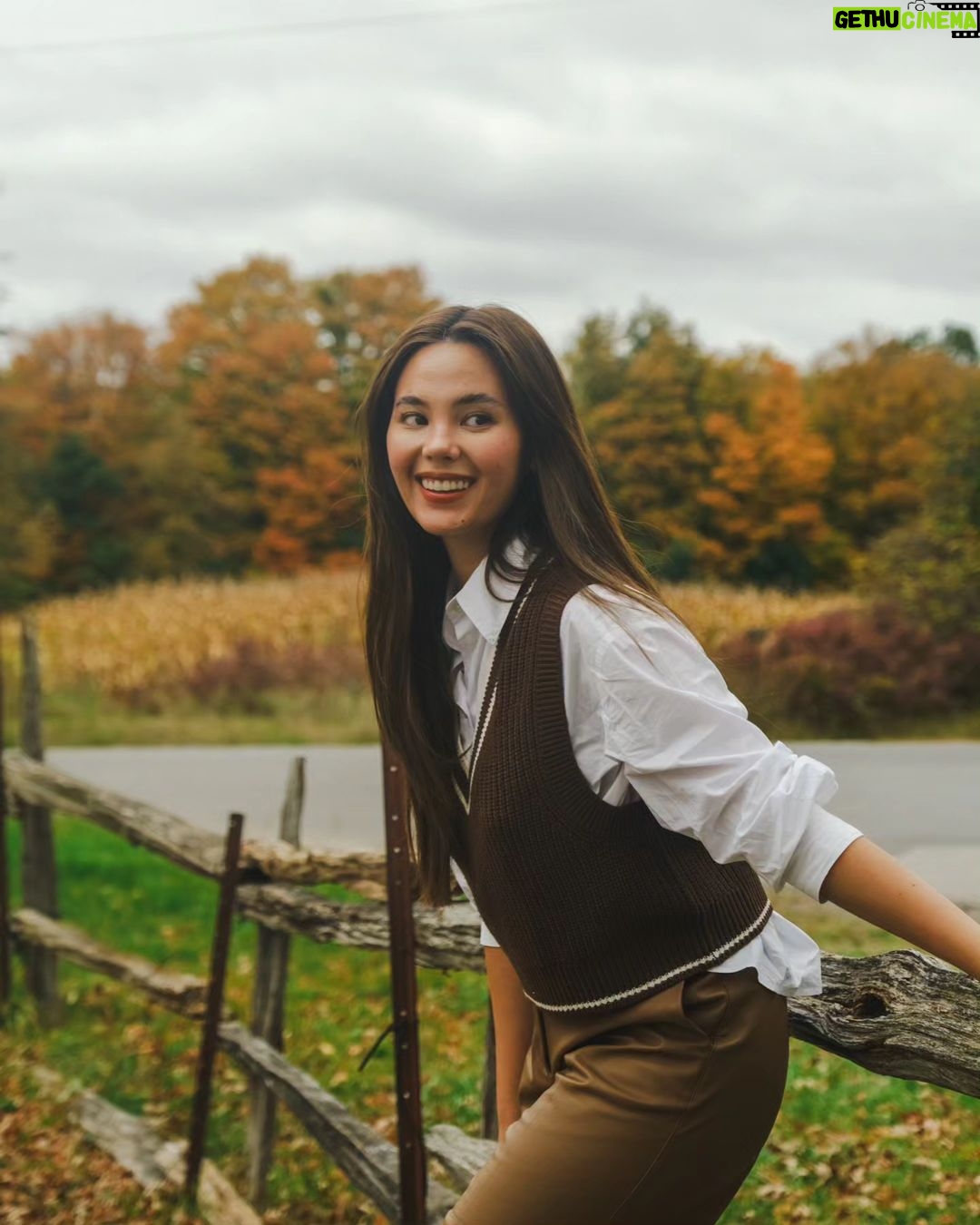 Catriona Gray Instagram - An apple a day....π Attempted apple picking with @jololuarca @lizalvarez.ph although all the apples had fallen. Still super sweet and crunchy though π π Wearing @hm captured by @jololuarca Niagara-On-The-Lake, Ontario