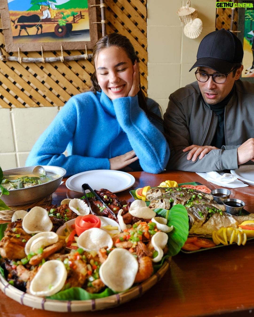 Catriona Gray Instagram - So happy to be back at @mikaelas_kitchen in Burlington! This is my Tita @jashyargue proudly owned and run Filipino restaurant and catering business. π¨π¦π΅π The food was soooo yummy (favourite ni @samuelmilby was the inasal, fave ni @jololuarca yung sisig! At akin ay yung empanada!) I remember back in 2017, it was winter and I would sneak into my titas home kitchen where she was making the dough from scratch and steal a freshly cooked empanada π theyβre still just as good. If ever youβre in Burlington, drop by and say hello!!! @mikaelas_kitchen πππ Mikaela's Kitchen