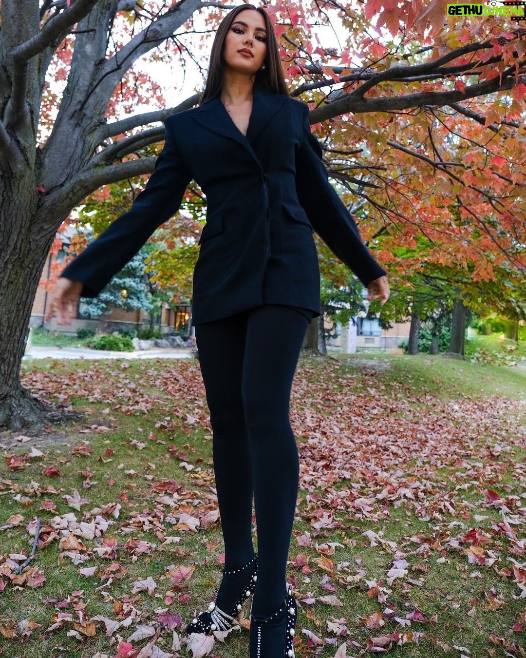 Catriona Gray Instagram - Falling in love with autumn 🍂 a maxxx glam lewk in @hm #AW23 📸 @jololuarca