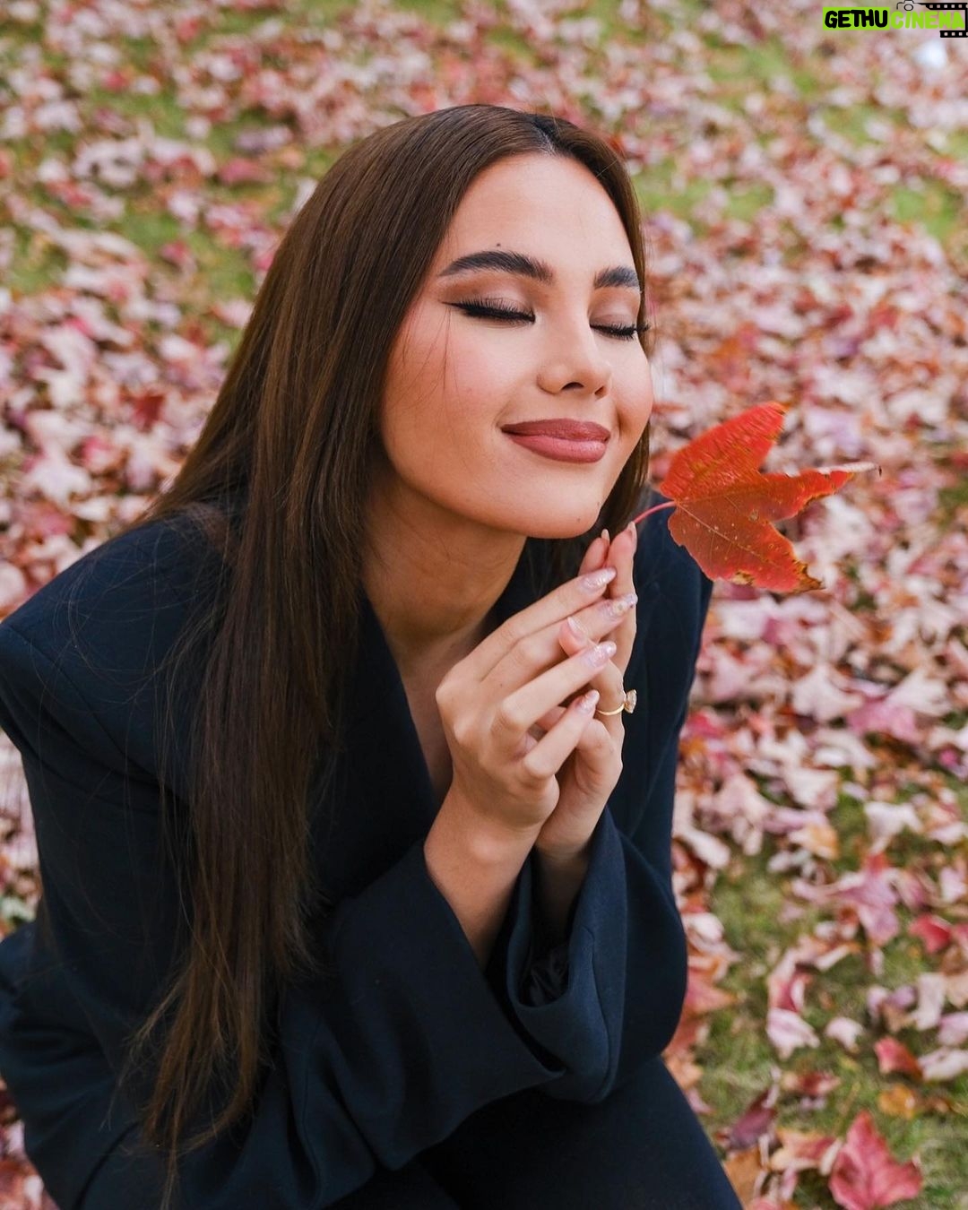 Catriona Gray Instagram - Falling in love with autumn 🍂 a maxxx glam lewk in @hm #AW23 📸 @jololuarca