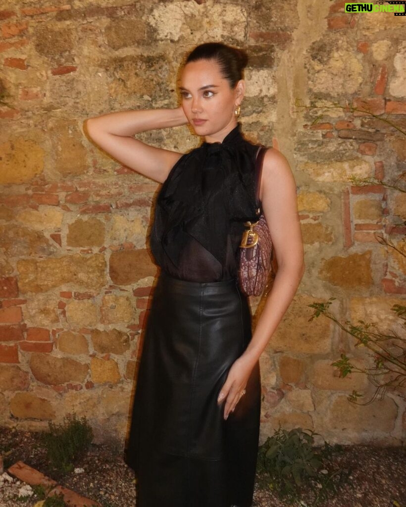Catriona Gray Instagram - Night out 🍷 with @hm #AW23 @dior Pienza,italy