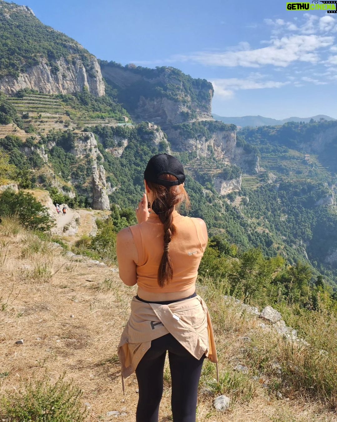 Catriona Gray Instagram - Conquered the Path of the God's with my adventure buddy! @samuelmilby ⛰️ in my @nike 💫 Not for the faint of heart, but the views are incredible 🤩 Path of the Gods, Amalfi Coast