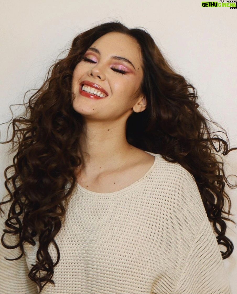 Catriona Gray Instagram - Birthday week energy ⚡️