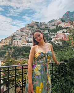 Catriona Gray Instagram - Huhuhu finally get to check ✅️ Positanos' world-famous views off the bucket list. 🥹 Wearing @hm #TropicalEssentials Positano, Amalfi Coast, Italy
