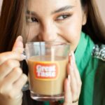 Catriona Gray Instagram - Hey you! This is your sign that it’s time for your everyday reward 💜💚 Anytime is the best time for that FLAVOR-SARAP in your coffee cup with indulgent coffee flavors and mallow toppings of Great Taste Supreme. @greattastecoffee makes me feel good with every sip 😋☕️Enjoy!!