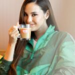 Catriona Gray Instagram - Hey you! This is your sign that it’s time for your everyday reward 💜💚 Anytime is the best time for that FLAVOR-SARAP in your coffee cup with indulgent coffee flavors and mallow toppings of Great Taste Supreme. @greattastecoffee makes me feel good with every sip 😋☕️Enjoy!!