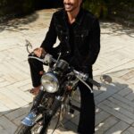 Cauã Reymond Instagram – Bora? Sobe aí! 🛵