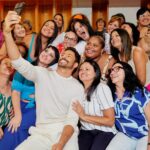 Cauã Reymond Instagram – Hoje tive um encontro com essa turma querida pra falar sobre a reta final de #TerraEPaixão. Quem assistiu a gente?! E daqui a pouco tô na telinha novemente para mais um capítulo da nossa novela. ❤️

Fotos @eusebiomendonca