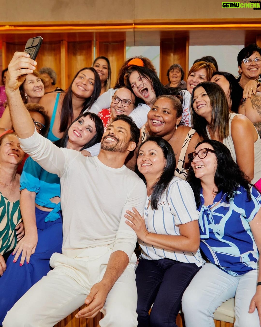 Cauã Reymond Instagram - Hoje tive um encontro com essa turma querida pra falar sobre a reta final de #TerraEPaixão. Quem assistiu a gente?! E daqui a pouco tô na telinha novemente para mais um capítulo da nossa novela. ❤️ Fotos @eusebiomendonca