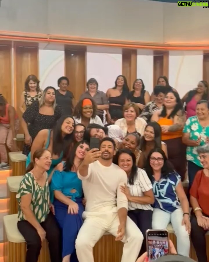 Cauã Reymond Instagram - Hoje tive um encontro com essa turma querida pra falar sobre a reta final de #TerraEPaixão. Quem assistiu a gente?! E daqui a pouco tô na telinha novemente para mais um capítulo da nossa novela. ❤️ Fotos @eusebiomendonca