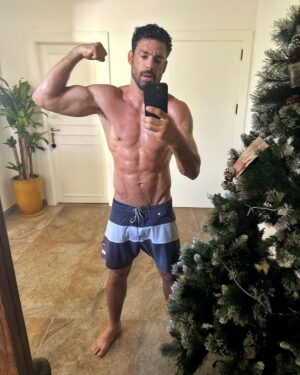Cauã Reymond Instagram - Cansado demais pra desmontar essa árvore de Natal. 🥵