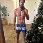 Cauã Reymond Instagram – Cansado demais pra desmontar essa árvore de Natal. 🥵