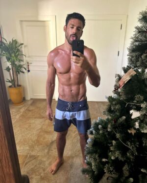 Cauã Reymond Instagram - Cansado demais pra desmontar essa árvore de Natal. 🥵