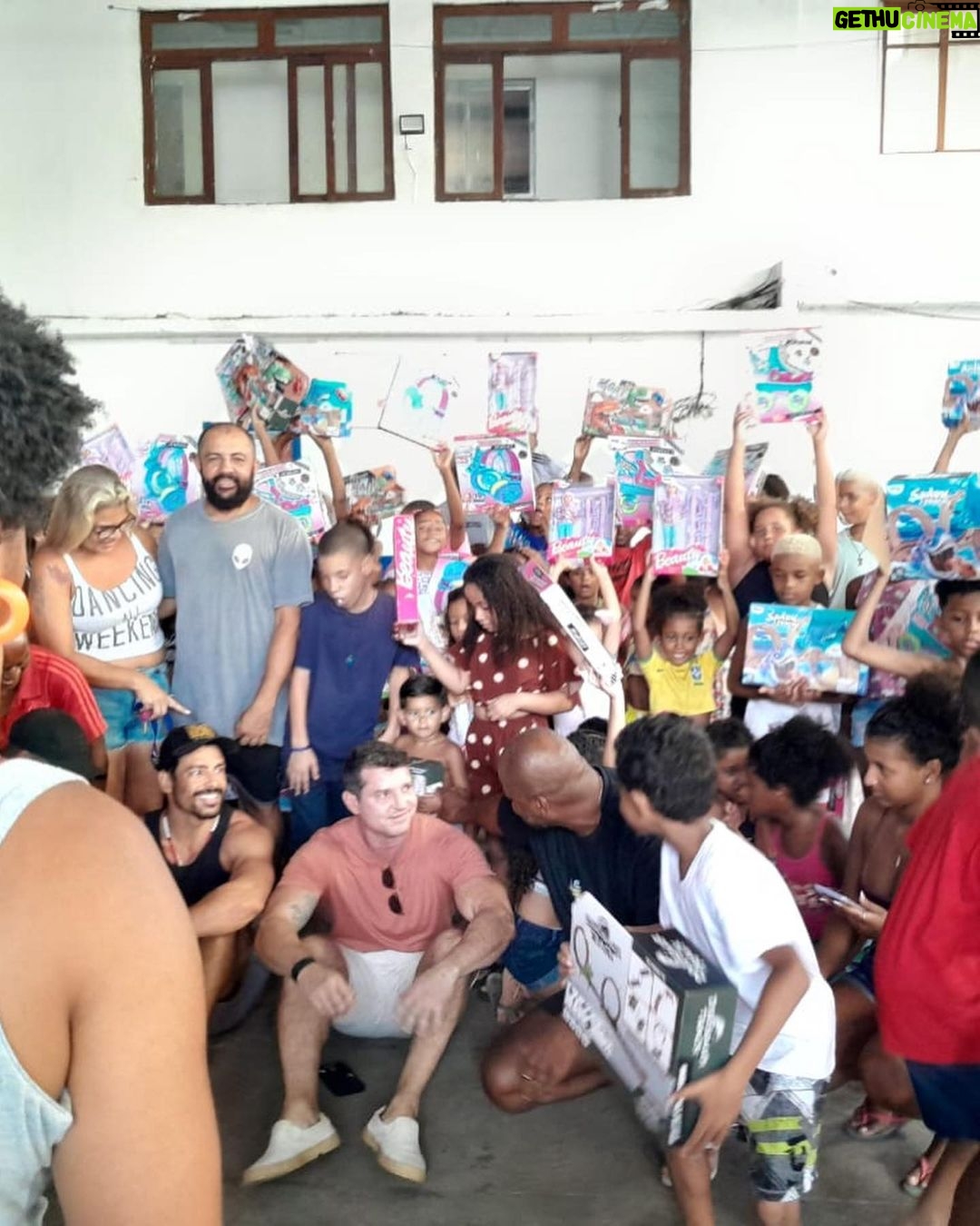 Cauã Reymond Instagram - Fazia tempo que queria estar aqui presencialmente, vendo de perto o lindo trabalho do @institutolegado10 na Cidade de Deus, dos meus parceiros @avalancheeemma @cesariofigueiredo. O espaço fica na área do AP e tem como objetivo construir um legado para as crianças através da cultura, educação e do esporte, três pilares que também foram muito importantes na minha trajetória. Obrigado por hoje, Cesario. Sua dedicação a este projeto me emociona. Conte sempre comigo! Queria agradecer tb por cada abraço e cada sorriso que recebi. Vale a pena conhecer mais sobre o Instituto e espalhar essa corrente. Vou deixar aqui o perfil novamente - @institutolegado10 Feliz Natal!