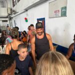Cauã Reymond Instagram – Fazia tempo que queria estar aqui presencialmente, vendo de perto o lindo trabalho do @institutolegado10 na Cidade de Deus, dos meus parceiros @avalancheeemma @cesariofigueiredo. O espaço fica na área do AP e tem como objetivo construir um legado para as crianças através da cultura, educação e do esporte, três pilares que também foram muito importantes na minha trajetória.
Obrigado por hoje, Cesario. Sua dedicação a este projeto me emociona. Conte sempre comigo!
Queria agradecer tb por cada abraço e cada sorriso que recebi.
Vale a pena conhecer mais sobre o Instituto e espalhar essa corrente. Vou deixar aqui o perfil novamente – @institutolegado10
Feliz Natal!